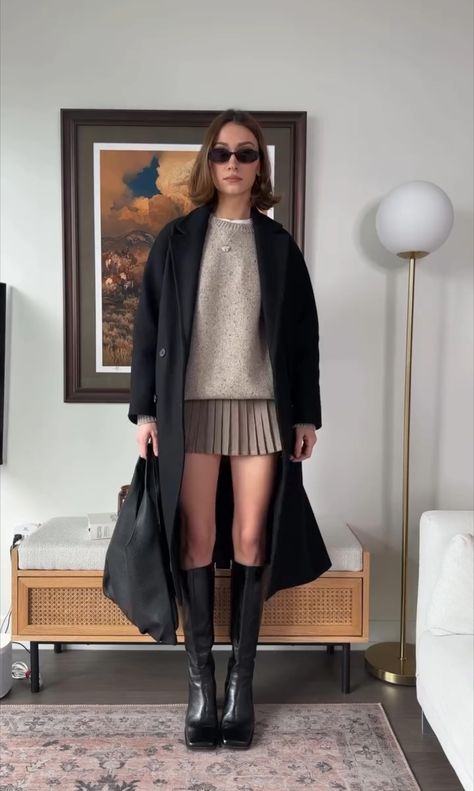 Business Lady Outfits, Trench Coat Outfit Fall, Boots Skirt, Sweater Aesthetic, Winter Coat Outfits, Pleated Skirt Outfit, Skirt Sweater, Trench Coat Outfit, 20s Fashion