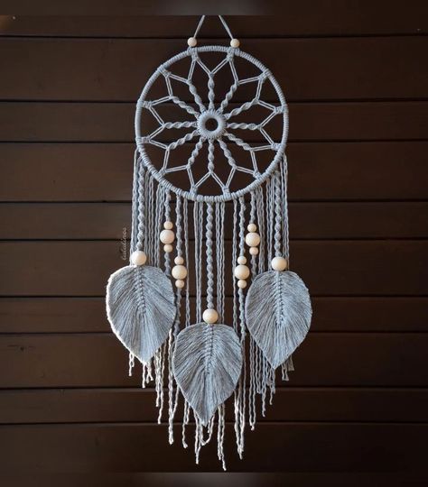 Dreamcatcher Macrame Tutorial, Floral Dream Catcher, Dream Catcher Patterns, Pola Macrame, Tutorial Macramé, Beautiful Dream Catchers, Dream Catcher Decor, Macrame Mandala, Macrame Dream Catcher