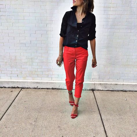 Look to Shalice Noel for 4th of July style inspiration: our Weekend Chinos + Nantucket Shirt. Red Pants Outfit, Business Casual Looks, Red Chinos, Minimal Life, Nantucket Red, Patriotic Dresses, Outfit Cardigan, Womens Chinos, Orange Pants