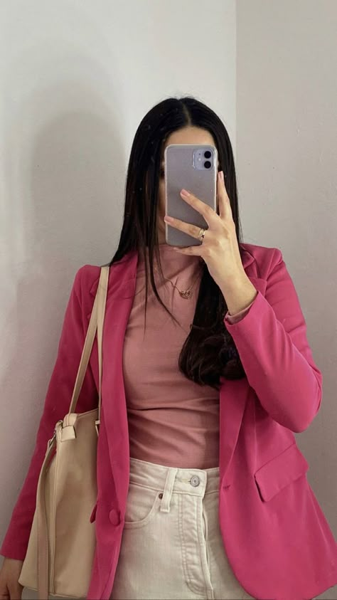 Outfit con saco rosa Outfit Sacó Rosa, Outfit Blazer Rosado, Outfit Saco Rosa, Short Rosado Outfit, Outfit Con Blazer Rosa, Outfits Color Rosa, Blazer Rosa Outfit, Outfit Rosado, Pink Jacket Outfit