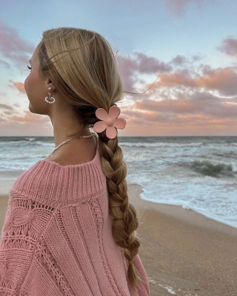 flower claw clip, summer, beach, summer vibes, blonde hair, straight hair, hairstyle ideas, trendy hair, claw clip hairstyles, pink, sunset, vibes, aesthetic, beach aesthetic, summer aesthetic, coconut girl, beach girl, braided hairstyles, braids, summer braid, summer hairstyles Braid Summer Hairstyles, Coconut Girl Hairstyles, Flower Claw Clip Hairstyles, Sunset Vibes Aesthetic, Hair Claw Clip Hairstyles, Blonde Hair Straight, Girl Braided Hairstyles, Clips Hairstyles, Claw Clip Hairstyles