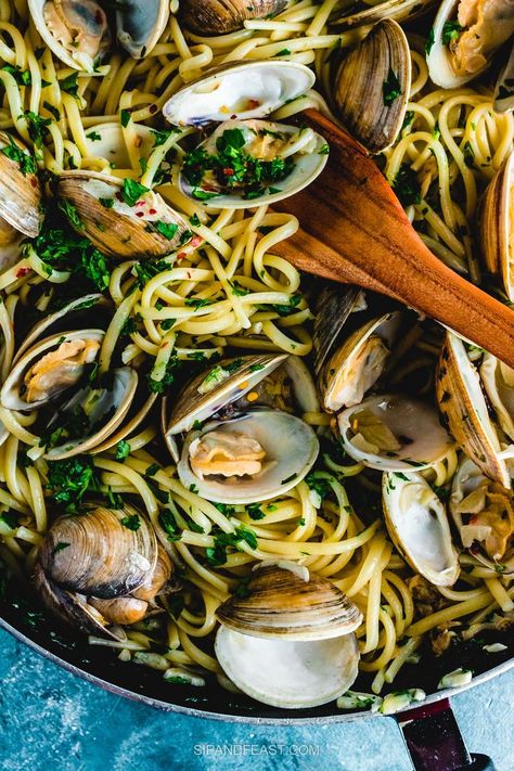 Clams Vongole, Clam Pasta Recipe, Pasta With Clams, Linguine And Clams, Light Pasta Dishes, Fresh Clams, Clam Sauce Linguine, Clam Pasta, White Clam Sauce