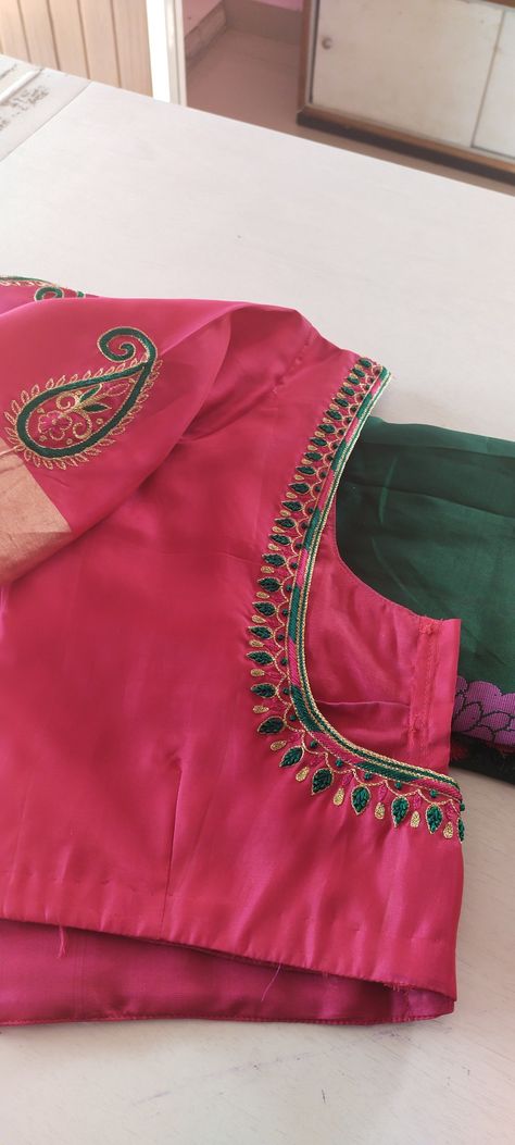 Green Saree With Pink Blouse Aari Work, Simple Tread Blouse Designs, Very Simple Aari Thread Work Blouse Design, Simple Thread Work Blouse Designs For Silk Saree, Simple Thread Work For Blouse, Simple Embroidery Blouse Designs Thread, Small Mirror Work Blouse Design Simple, Simple Silk Thread Aari Work Blouse, Simple Tread Works