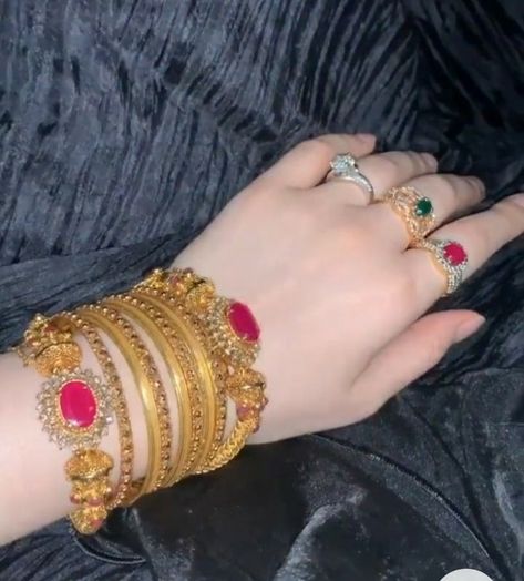 Wedding Jewellery Designs, Unique Gold Jewelry Designs, Modern Gold Jewelry, Gold Bridal Jewellery Sets, Fancy Jewellery Designs, Antique Jewelry Indian, Expensive Jewelry Luxury, Gold Bangles Design, Bangles Jewelry Designs