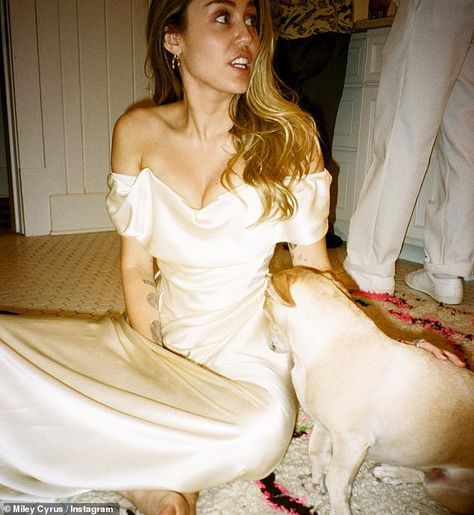 Adorable: Miley was still wearing her wedding dress... Miley Cyrus Married, Miley Cyrus Wedding, Miley Cyrus Brown Hair, Vivienne Westwood Wedding Dress, Iconic Weddings, Celebrity Wedding Dresses, Wrecking Ball, Winter Ideas, Liam Hemsworth