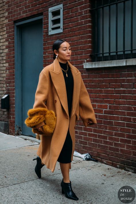 New York Fall 2020 Street Style: Rachael Wang Rachel Wang, Rachael Wang, Mantel Styling, Mantel Outfit, 2020 Street Style, Coat Street Style, Reportage Photography, New York Fall, Looks Street Style