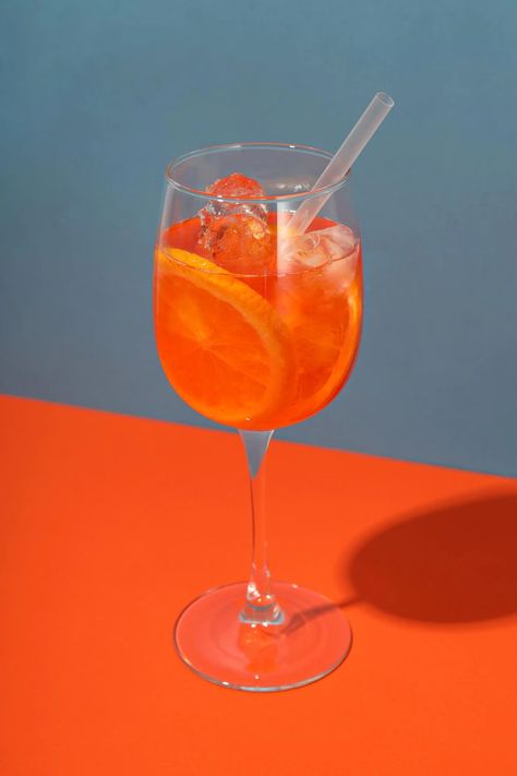 Aperol Spritz Color Palette, Aperol Spritz Painting, Aperol Spritz Art, Aperol Spritz Illustration, Two Tone Background, Aperol Spritz Aesthetic, Spritz Aesthetic, Cocktail Aperol Spritz, Aperol Spritz Poster