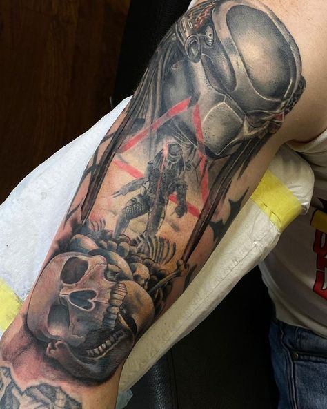 Predator tattoo Predator Tattoo Design, Predator Tattoo, Tattoo Homme, Big Tattoos, Predator Alien Art, Action Movie Stars, Brand Mark, Sleeves Ideas, Sleeve Ideas