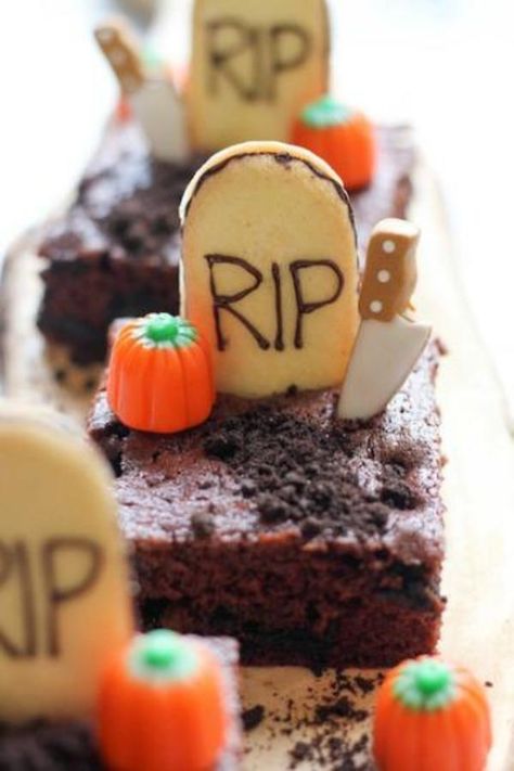 These spooky graveyard brownies are perfect as a Halloween treat and fun for both kids and grown-ups! Graveyard Brownies, Oreo Ideas, Oreo Brownies Recipe, Halloween Brownies, Spooky Graveyard, Halloween Oreos, Halloween Tricks, Honey Sesame, Oreo Brownies