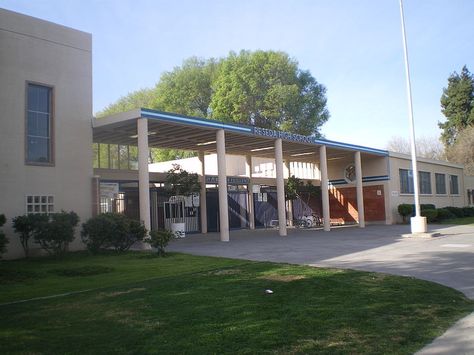 California High School Aesthetic, 80s High School, Vintage High School, California High School, Pink Academia, Singer Dr, California Outdoor, American High School, Freshman College