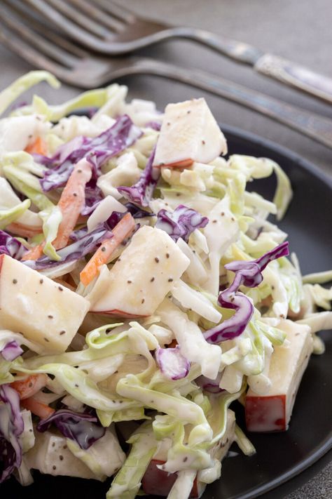 Simple and Healthy Apple Slaw - Delicious Coleslaw Recipe Yummy Coleslaw Recipe, Apple Coleslaw Recipe, Classic Coleslaw, Apple Coleslaw, Jello Salads, Cold Salads, Side Salads, Apple Slaw, Cold Side