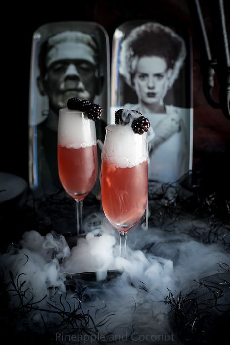 Bride of Frankenstein Cocktail - Vanilla Blackberry Champagne Cocktail  www.pineappleandcoconut.com Red Alcoholic Drinks, Ciroc Coconut, Halloween Party Drinks, Champagne Recipes Cocktails, Coctails Recipes, Bay Breeze, Winter Cocktails, Halloween Cocktails, Fall Cocktails