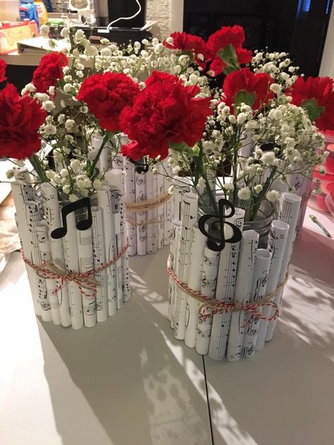 Music Centerpieces, Banquet Centerpieces, Sheet Music Crafts, Book Centerpieces, Old Book Crafts, Music Themed Parties, Tafel Decor, Music Crafts, Creative Flower Arrangements