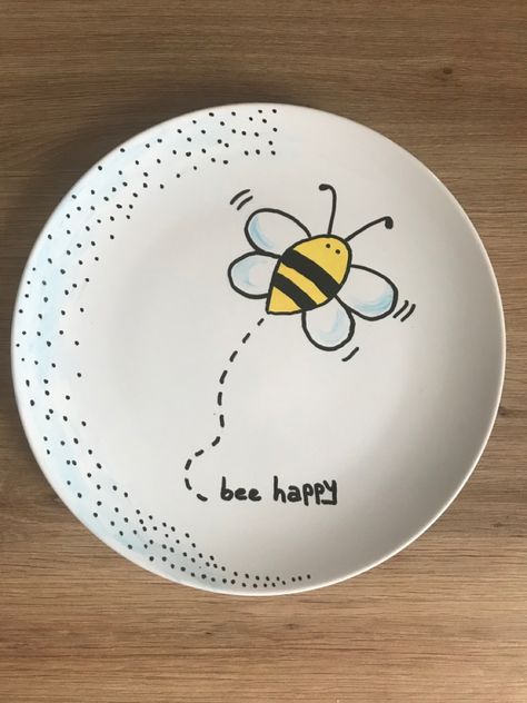 Painting Ideas On Ceramic Plate, Pottery Plate Ideas Design, Ceramics Painting Ideas Easy, Ceramic Painting Ideas Easy Plates, Painting Porcelain Plates Diy, Cute Painted Plate Ideas, Simple Plate Designs, Things To Paint On A Plate, Painting Pottery Plates Ideas