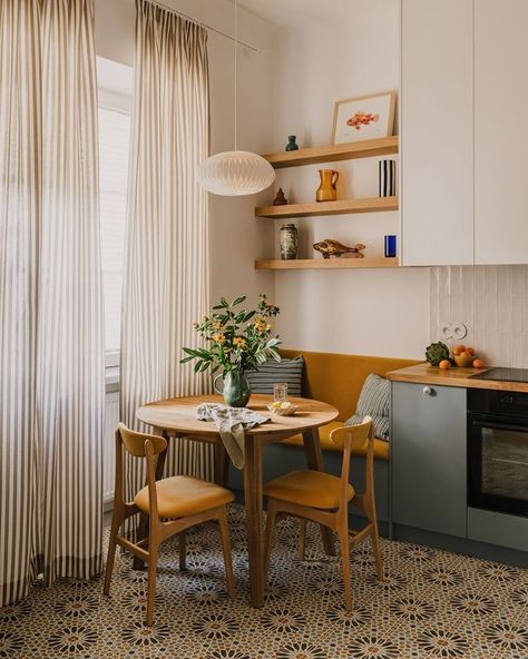 Design • Instagram Small Kitchen Living Room, Kitchen Living Room Combo, Townhouse Interior, Cosy Kitchen, Wood Interior Design, Dining Room Combo, Modern Farmhouse Kitchens, Room Interior Design, Home Fashion