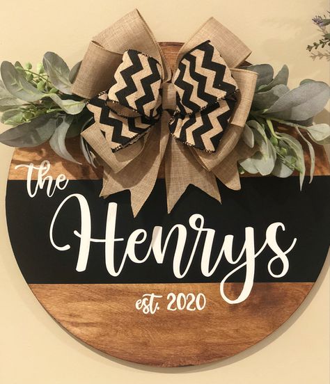 Cricut Door Hanger Wood Signs, Leaner Boards, Entry Decoration, Wood Wreaths, Circle Signs, Round Wreaths, Circle Crafts, Wooden Signs Diy, Door Signs Diy