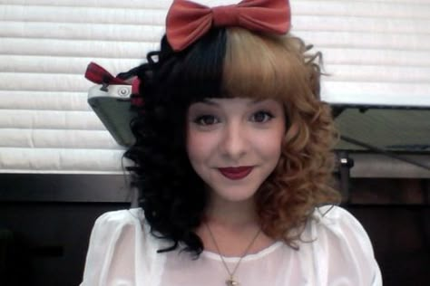 Crazy awesome hairdo sported by Melanie Martinez who was just on the Voice. What customer is first?ha ha The Voice Melanie Martinez, Melanie Martinez The Voice, Melanie Martinez Outfits, Melanie Martinez Photography, Role Model, Her Music, Melanie Martinez, American Singers, Sabrina Carpenter