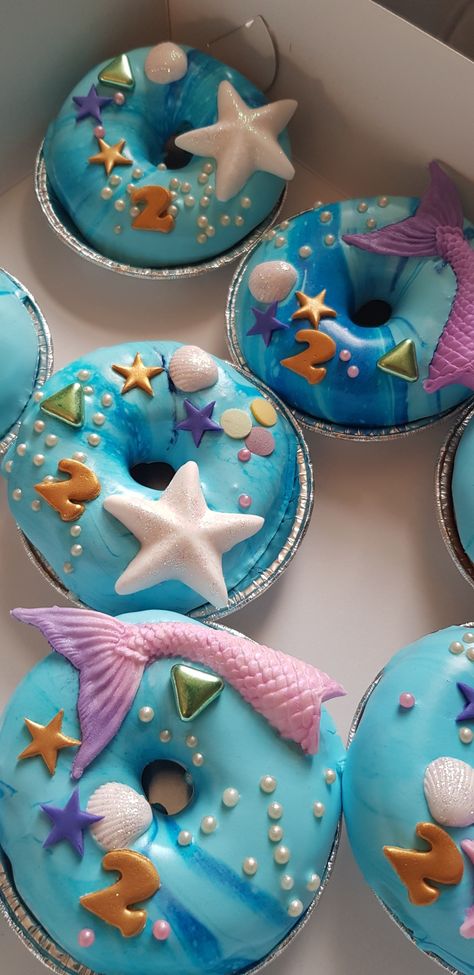 Under the sea Donuts Under The Sea Cheesecake, Under The Sea Donut Ideas, Simple Under The Sea Cake, Under The Sea Desserts, Under The Sea Treats, Mermaid Sleepover, Wedding Cake Designs Simple, Donut Decorating Ideas, Sea Cupcakes