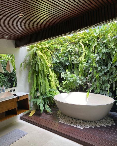 Dramatic Wallpaper, Outdoor Bathtub, Outdoor Bathroom Design, Outdoor Tub, Outdoor Baths, Natural Bathroom, Outdoor Bathroom, Outdoor Bath, Garden Bathroom