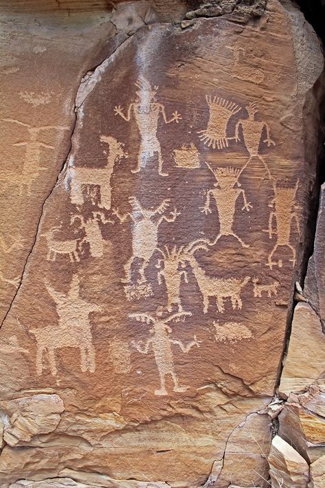 Petroglyphs in Nine Mile Canyon, Utah by Alan Cressler Petroglyphs Art, Paleolithic Art, Cave Drawings, Ancient Drawings, Arte Alien, Prehistoric Art, Art Ancien, Cave Paintings, Southwest Art