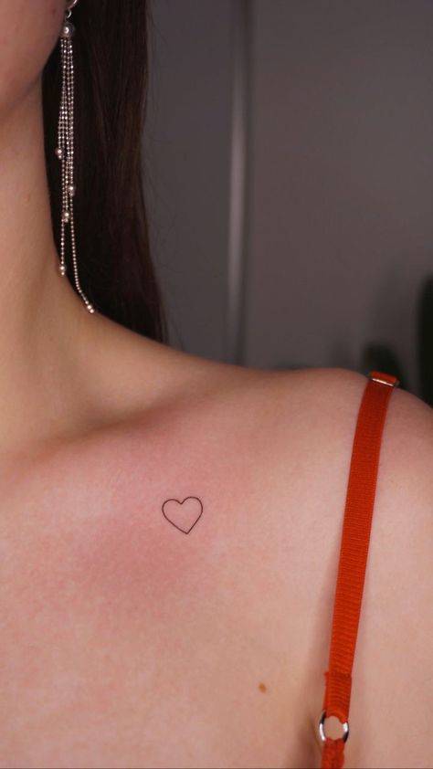 Minimalist Tatoos, Heart Outline Tattoo, Simple Heart Tattoos, Shape Tattoo, Heart Outline, Sternum Tattoo, Collar Bone Tattoo, Collar Bone, Piercing Tattoo