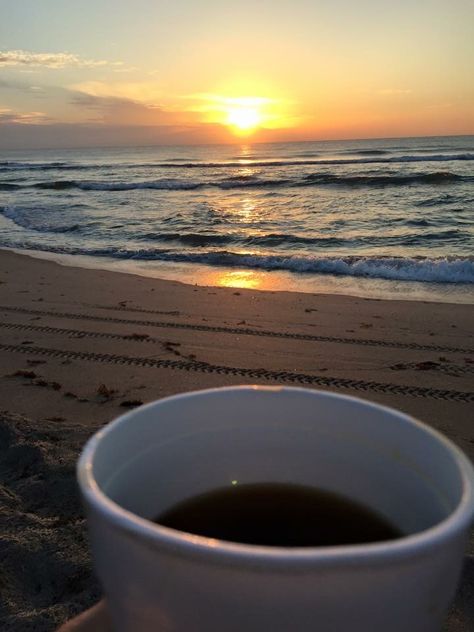 Chai Pic, Coffee Sunrise, Morning Coffee Photography, Sunrise Coffee, Coffee Quotes Morning, Early Morning Coffee, Chai Quotes, Beach Coffee, Coffee Shop Photography