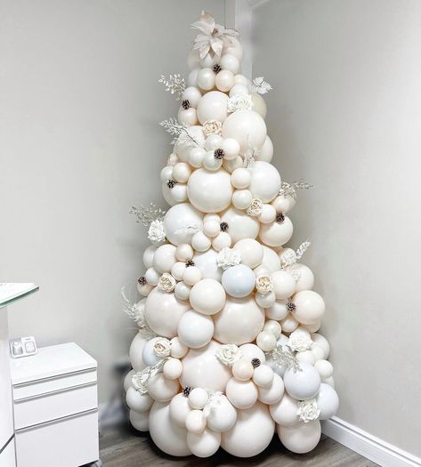 White Balloon Christmas Tree, White Christmas Balloon Decor, Ballon Christmas Decor, Christmas Tree Balloons, Balloon Christmas Tree, Trendy Balloons, Balloon Christmas, Balloons Ideas, Balloon Tree