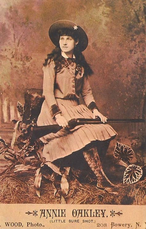 Old West Photos, Wild West Show, Annie Oakley, Sitting Bull, Wilde Westen, Into The West, Buffalo Bill, Historical People, Interesting History