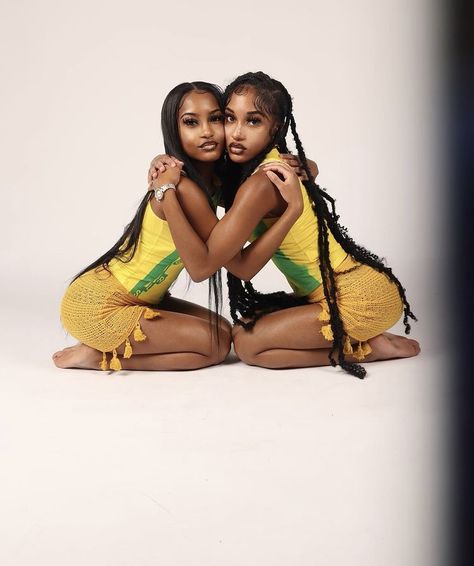 Bestie Photoshoot, Bad And Boujee Outfits, Sisters Photoshoot Poses, Sister Poses, Friendship Photoshoot, Sisters Photoshoot, Photoshoot Studio, Sister Photos, Glam Photoshoot