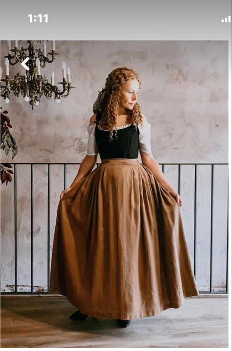 This is not my photo. Ateliersterraspira is the owner of this photo. I just wanted to be able to zoom in on the photo so I could draw draw the dress 18th Century Inspired Fashion, 18th Century Skirt, Peasant Outfit, Peasant Clothing, Medieval Peasant, Medieval Reenactment, History Bounding, Ren Faire Outfits, Fair Maiden