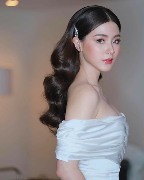 Bride Makeup Asian, Asian Wedding Hair, Asian Wedding Makeup, Asian Bridal Hair, Hairdo Wedding, Bride Makeup, Asian Hair, Wedding Hair And Makeup, Medium Length Hair Cuts