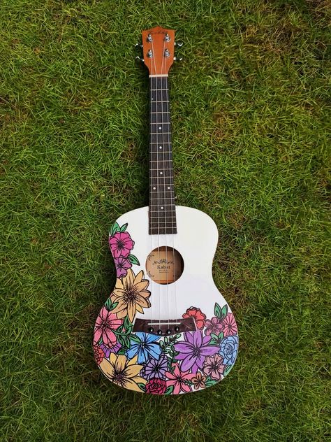 Hand Painted Ukulele, Customised Guitars, Painted Ukulele Aesthetic, Painted Guitars Ideas, Ukulele Painting Ideas, Painting Ukulele, Guitar Art Diy, Ukulele Painting, Guitar Art Project