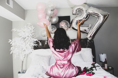 Birthday Bedroom Photoshoot, 29 Birthday Ideas For Her, 30th Birthday Shoot, 27 Birthday Ideas, Balloons Pictures, Bedroom Photoshoot, 25th Bday, Bday Pics, Bday Shoot