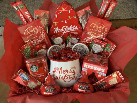 Red themed gift basket Christmas Maroon Gift Basket Ideas, Friend Christmas Gift Basket, Red Gift Box Ideas For Him, Christmas Theme Basket, Christmas Themed Basket, Red Box Gift Ideas, Christmas Basket Ideas For Girlfriend, Burgundy Gift Basket Ideas, Red Birthday Basket Gift Ideas