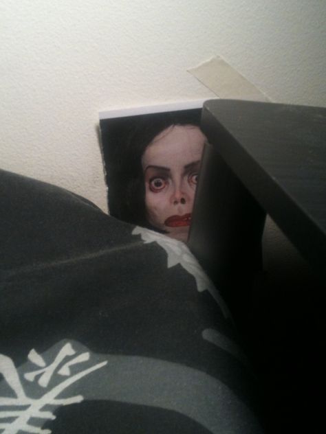 funthot: “ okay scary story time my sister hid this pic of Michael Jackson behind my pillow and when I lifted my pillow I saw this and I screamed so loud I can’t even handle looking at the pic omfg ” Images Terrifiantes, Scary Images, Scary Photos, Creepy Photos, Creepy Images, Creepy Pictures, Weird Images, 다크 판타지, Reaction Face