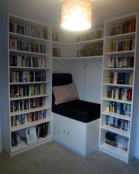 Book Shelf With Seating, Library For Small Room, Diy Mini Library At Home, Diy Library Shelves Small Spaces, Small Library Shelf, Library In Small Room, Small Book Room Ideas, Tiny Home Library Ideas, Library Ideas For Home Reading Corners