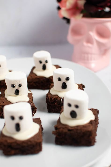 Looking for easy and fun no-bake Halloween treats for kids? Try these Spooky Halloween Ghost Brownies! They're the perfect Halloween snack or dessert. Kids can make these ghost brownie bites for a bake sale, enjoy them for a school party, or hand them out in Halloween goody bags or boxes. Add these yummy marshmallow and icing ghosts to your list of Halloween foods to try this year! Brownies For Halloween, Ghost Brownies, Halloween Bake Sale, Halloween Mat, Halloween Dessert Ideas, Fun Halloween Desserts, Halloween Rice Krispie Treats, Halloween Deserts, Halloween Brownies