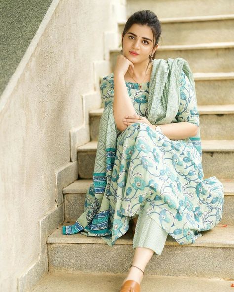 Chudithar Photo Poses, Salwar Suit Photography Poses, Chudidhar Photo Poses, Salwar Suit Poses Women, Salwar Photoshoot Poses, Kurti Poses Photography, Outfit Ideas Dressy, Simple Kurta Designs, Simple Kurti Designs