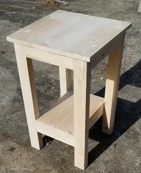 small simple table DIY Wood Table Diy, Diy Side Table, Small End Tables, Tables Kitchen, Diy Nightstand, Diy Dining, Diy End Tables, Table Diy, Simple Table