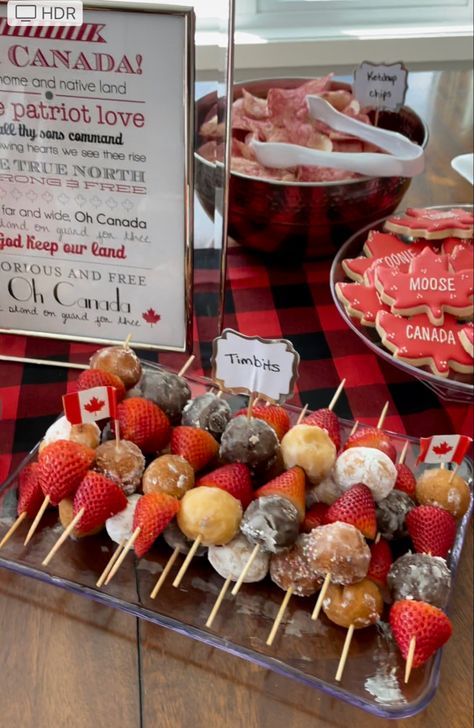 Party food that looks good Canada Charcuterie Board, Canada Day Birthday Party Ideas, Canada Party Ideas, Canada Day Breakfast, Canadian Party Food, Canada Day Food Desserts, Canadian Party Theme, Canada Day Food Appetizers, Canada Day Food Bbq