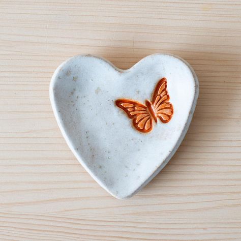 Butterfly Clay, Clay Tray, Ceramic Ring Dish, Heart Ceramic, Kids Clay, Ceramic Ring, Pottery Crafts, Ceramic Rings, Clay Art Projects