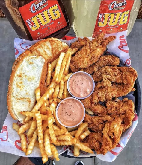 Raising Canes, Best Fast Food, Soul Food Dinner, Delicacy Food, Food Babe, Food Therapy, Yummy Comfort Food, Food Goals, Food Platters