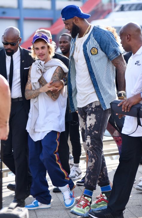 Justin Bieber Mingles With LeBron James ... Lebron James Street Style, Lebron Fashion, Lebron James Style, Athlete Fashion, Iconic Pics, Justin Bieber And Hailey Baldwin, Hailey Style, Nude Socks, Justin Bieber And Hailey