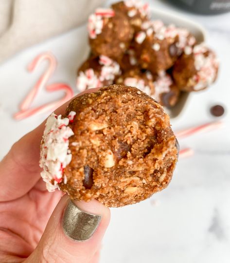 No-Bake Peppermint Mocha Energy Bites — The Peachie Spoon | High Protein Recipes Mocha Protein Balls, Peachie Spoon, Healthy Christmas Treats, Healthy Protein Snacks, Protein Powder Recipes, Healthy Christmas, Protein Balls, Light Desserts, Peppermint Mocha