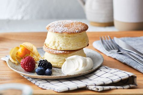 To make these pancakes, you’ll need four 3-inch x 1 3⁄4-inch metal ring moulds, which can be found in kitchen and restaurant supply stores. You’ll also need a nonstick pan with a domed lid. Macaron Pistache, Buckwheat Waffles, Chia Parfait, Weekend Brunch Recipes, French Toast Muffins, Japanese Pancake, Best Brunch Recipes, Savory Scones, Rasa Malaysia