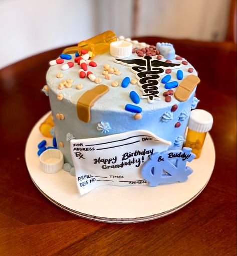 Pharmacy cake with hand-painted fondant decorations #cake #cakedesign #cakedecorating #pharmacy #pharmacist #birthdaycakeideas Pharmacy Graduation Cakes, Pharmacist Cake Ideas, Pharmacy Cake, Painted Fondant, Doctor Cake, Small Cakes, Fondant Decorations, Food Board, Small Cake