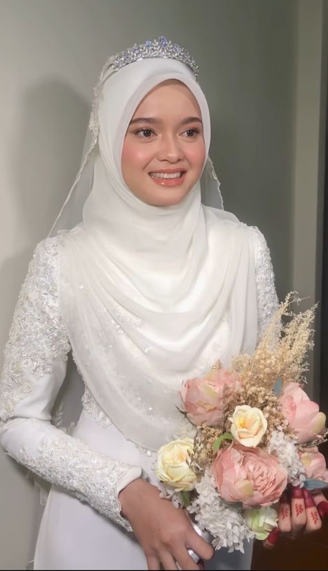 Muslim Wedding Dress Hijab Bride, Malaysian Wedding, Malay Wedding Dress, Wedding Hijab Styles, Wedding Dress Hijab, Muslim Wedding Gown, Bridal Hijab Styles, White Hijab, Baju Kahwin