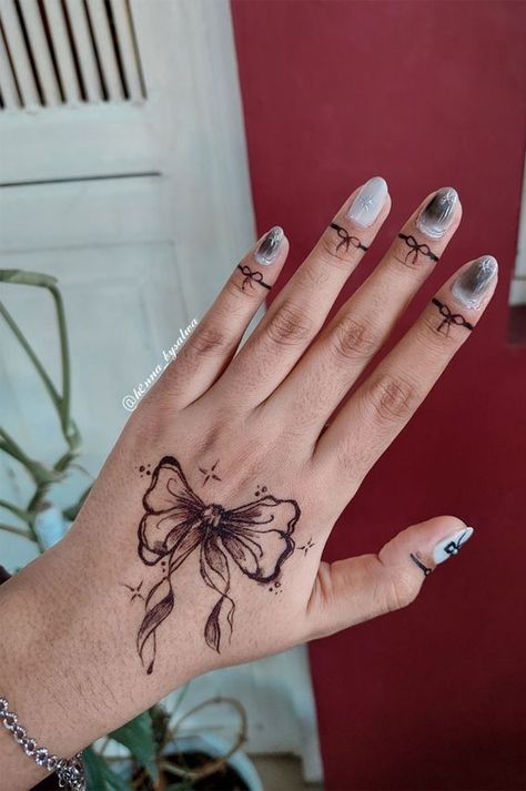 henna designs, mehndi, simple henna designs, moon henna designs, floral henna designs, henna designs love heart, henna designs aesthetic, simple henna designs, henna designs for hand Small Aesthetic Mehndi Designs, Bow Mehndi, Aesthetic Simple Henna, Bow Mehendi Designs, Ribbon Henna, Inai Simple, Cute Easy Henna Designs, Bow Henna, Moon Henna Designs