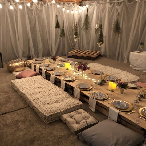 Outdoor Floor Dinner Party, Floor Seating Dinner Party, Birthday Floor Seating, Thanksgiving Floor Seating, Floor Seating Party Ideas, Dinner On Floor Set Up, Dinner On The Floor Ideas, Floor Party Seating, Pallet Dinner Party