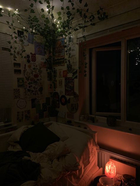 Rory Gilmore aesthetic autumn downtown girl awsthetic vibe night time bedroom nice pretty night dark twilight bedroom vibes Night Time Bedroom, Twilight Bedroom, Music Inspired Bedroom, Rory Gilmore Aesthetic, Gilmore Aesthetic, Vibe Bedroom, Music Bedroom, Bedroom Vibes, Home Outside